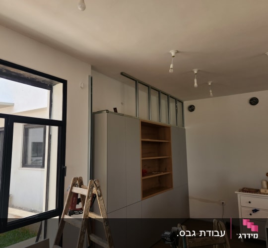 בניית קונסטרוקציית גבס לסגירת המרווח מעל ארון קיר